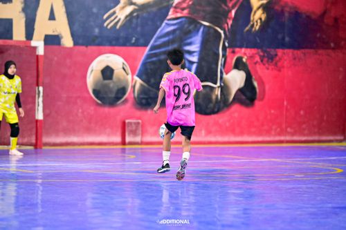 Mengasah first touch di bawah tekanan Melalui Permainan Futsal