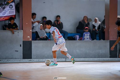 Mengasah tendangan keras Melalui Permainan Futsal