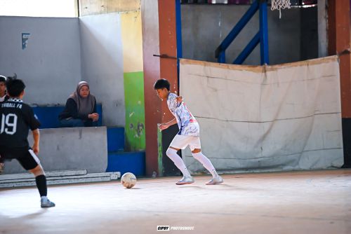 Meningkatkan Kemampuan Pemain melalui first touch di bawah tekanan