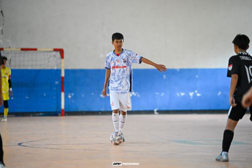 Latihan first touch untuk Perkembangan Pemain Muda
