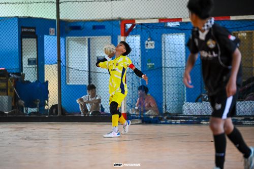 Panduan Latihan first touch di bawah tekanan bagi pemain baru belajar futsal