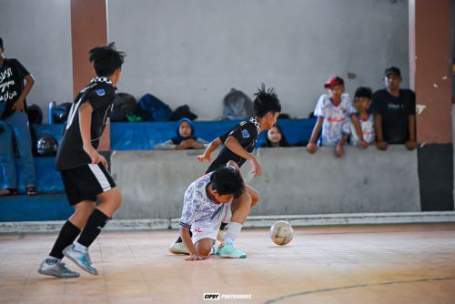 Latihan shooting menggunakan kaki kanan untuk Menunjang Perkembangan Pemain Muda
