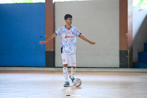 Melatih bertahan satu lawan satu Sambil Memperkuat Teknik Dasar
