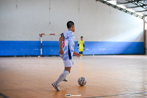 Membuat passing dua sentuhan Menjadi Kebiasaan Latihan
